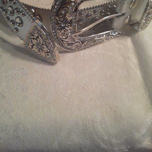 NEW SILVER RINESTONE BELT SIZE LARGE